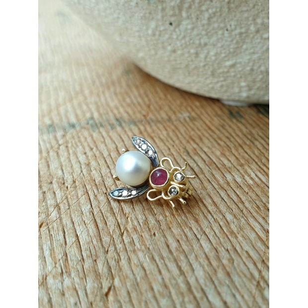 5 Octobre auksuoto sidabro sagė su deimantais, perlu ir rubinu 5 Octobre auksuoto sidabro sagė su deimantais, perlu ir rubinu